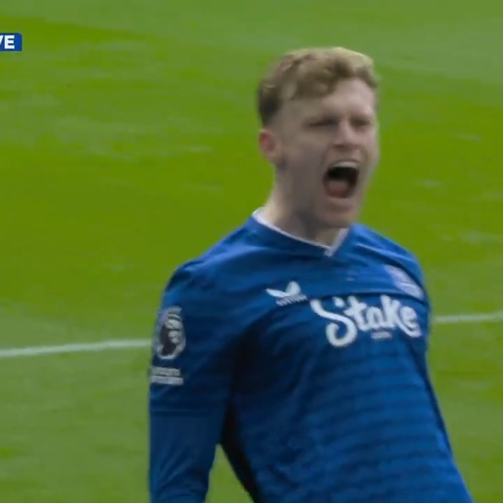 Jarrad Branthwaite puts Everton in front at St. James' Park with a pinpoint glancing header! 💥