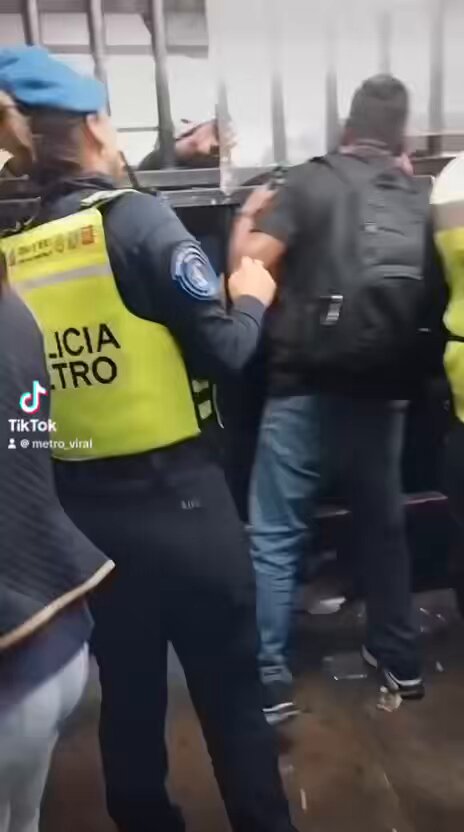 Terror en el Metro Ciudad de México 🇲🇽 MetroCDMX ‼️⚠️ ¿Por qué NO abren la reja⁉️ se están machucando allá‼️😰 Les reclamo una mamá con su hija agobiada en brazos a los policías del #MetroCDMX qué tenían encerrados en el corral a los Usuarios 🫏🐖🐄 Mientras el Gobierno hablan de “mantenimiento y modernización”, la realidad en los andenes es otra: • Niños llorando ante la falta de aire y el empuje de las multitudes. • Mujeres y personas de la tercera edad atrapadas en vagones sofocantes, al borde del desmayo por las altas temperaturas y la nula ventilación. • Personal de seguridad que, lejos de gestionar el caos con eficacia, parece rebasado por un sistema que se cae a pedazos.