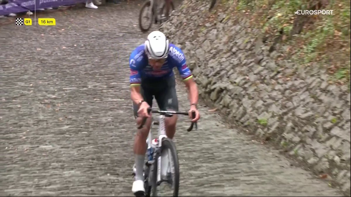‘Ciao, arrivederci e grazie!’ 🚴♂️💨 Mathieu van der Poel accelera in maniera devastante sulle rampe del Kapelmuur e stacca in maniera nettissima i due rivali di giornata: Tim van Dijke e Florian Vermeersch! Che spettacolo per gli occhi! 🍿 #EurosportCiclismo #OHN26