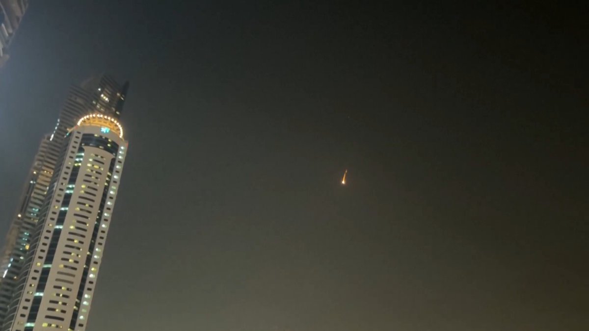 Els Emirats Àrabs Units evacuen el Burj Khalifa, la torre més alta del món, després que hi ha hagut fortes explosions a la ciutat de Dubai; també se suspenen tots els vols dels aeroports de la ciutat