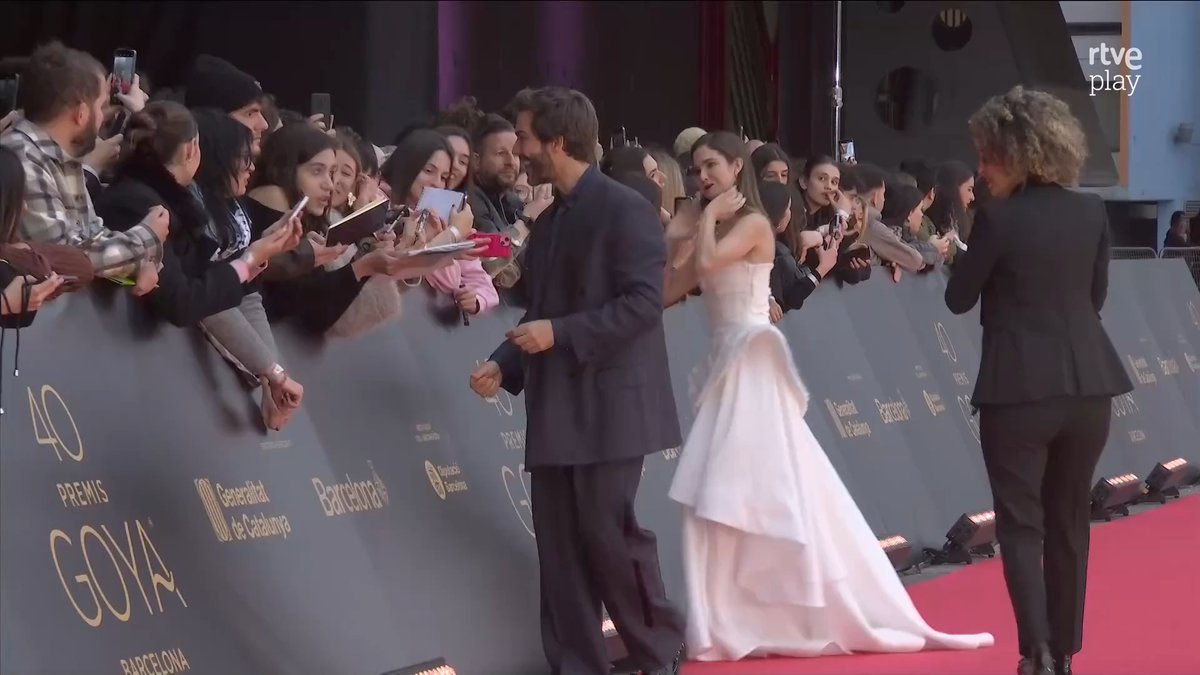 ✨ La pareja formada por los actores Marc Clotet y Natalia Sánchez en la alfombra roja. Sigue en directo cada detalle de la alfombra roja en la web de los Goya 👉🏻 #Goya2026