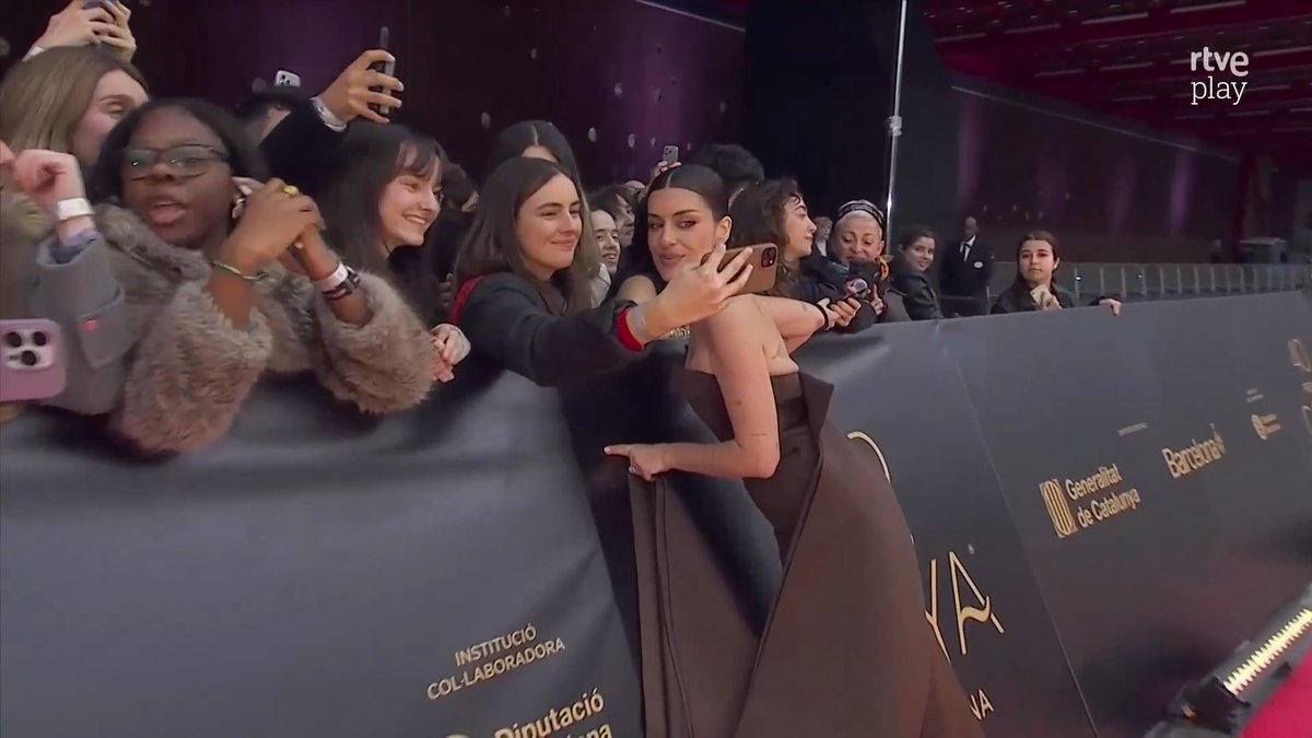 La influencer y presentadora Aida Domenech, "Dulceida" y el presentador Egoitz Churruca brillando en la alfombra roja de los #Goya2026