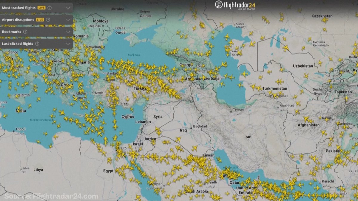 🇺🇸🇮🇷 Before the strikes, Iran’s airspace was busy with domestic and international flights. After the US-Israeli strikes, Iran closed its skies and neighboring countries restricted flights, causing widespread rerouting and cancellations.