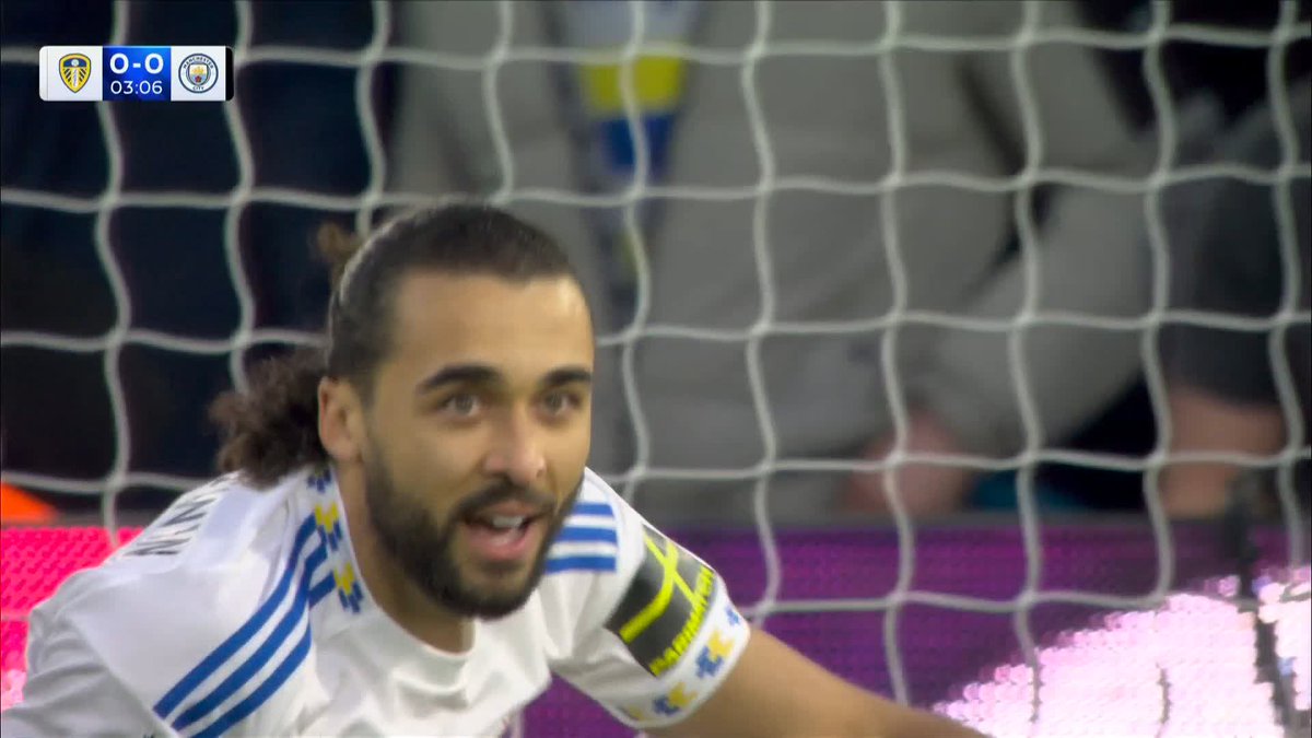 Dominic Calvert-Lewin misses a GOLDEN opportunity to put Leeds ahead! 🤏