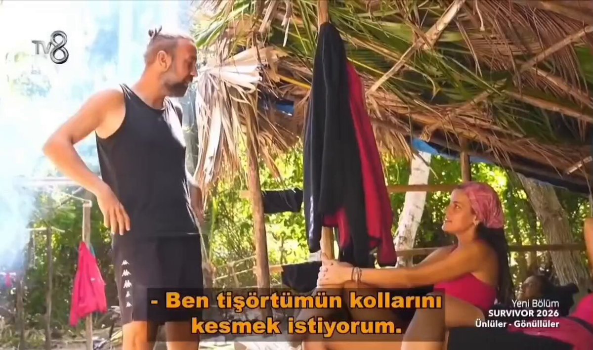 Deniz, Sercan’ın tişörtü için yardım ederken; Seren Ay arkadan sevinçle zıplıyıp sonra kalp yapıyor. Kahkaha attım, neler oluyor aw 😂 Hahadvvxsgnbgsrff #Survivor2026