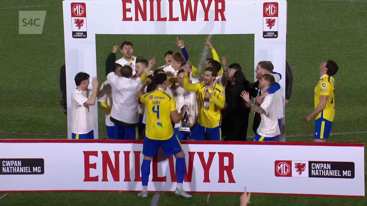 Y BARRI YN ÔL YMHLITH Y TLYSAU 🤩 Barry Town United 🏆 lift the #NathanielMGCup for the first time since 2000 👏👏