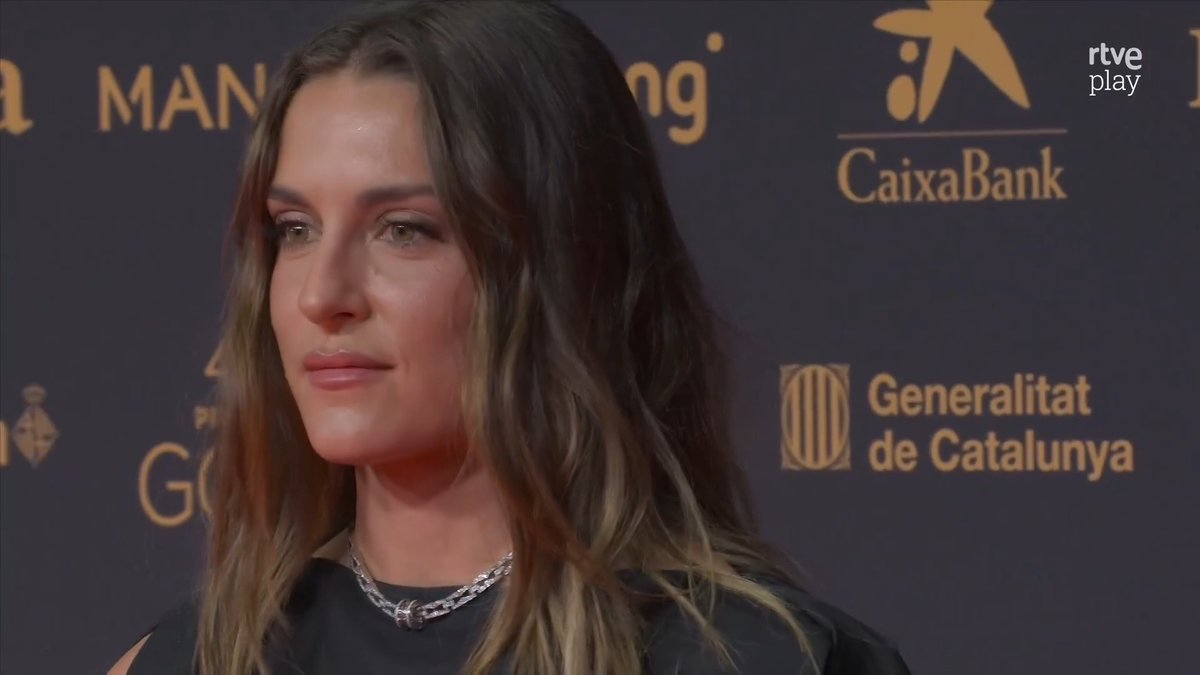 La futbolista del FC Barcelona Alexia Putellas resplandeciente con Balenciaga x Pierpaolo Piccioli y Bvlgari; en la gala lucirá Jean Paul Gaultier por Duran Lantink. #Goya2026