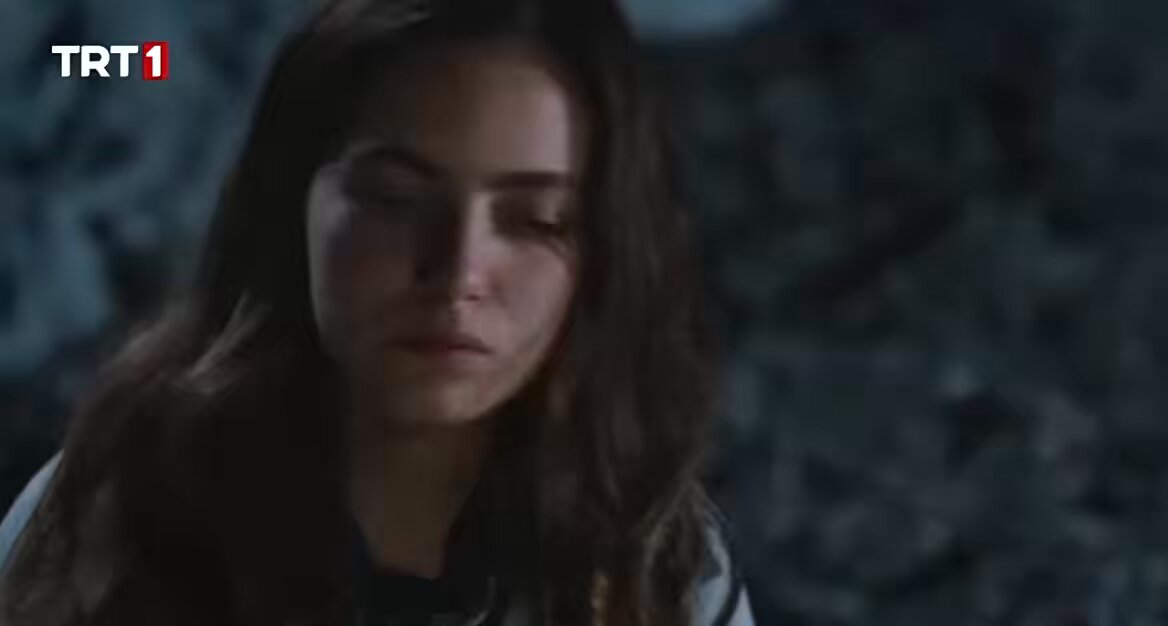 Kıza su bile vermemişlerdi yalnızlıktan kendi kendine konuşuyordu ilk bölüm eleni’si hali tavrı çok başka mesela buradaki fon müziğini bir daha duyamadık