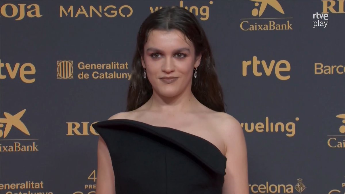 Amaia Romero confía en el diseño de Baro Lucas y complementa su look con joyas de Tous. #Goya2026