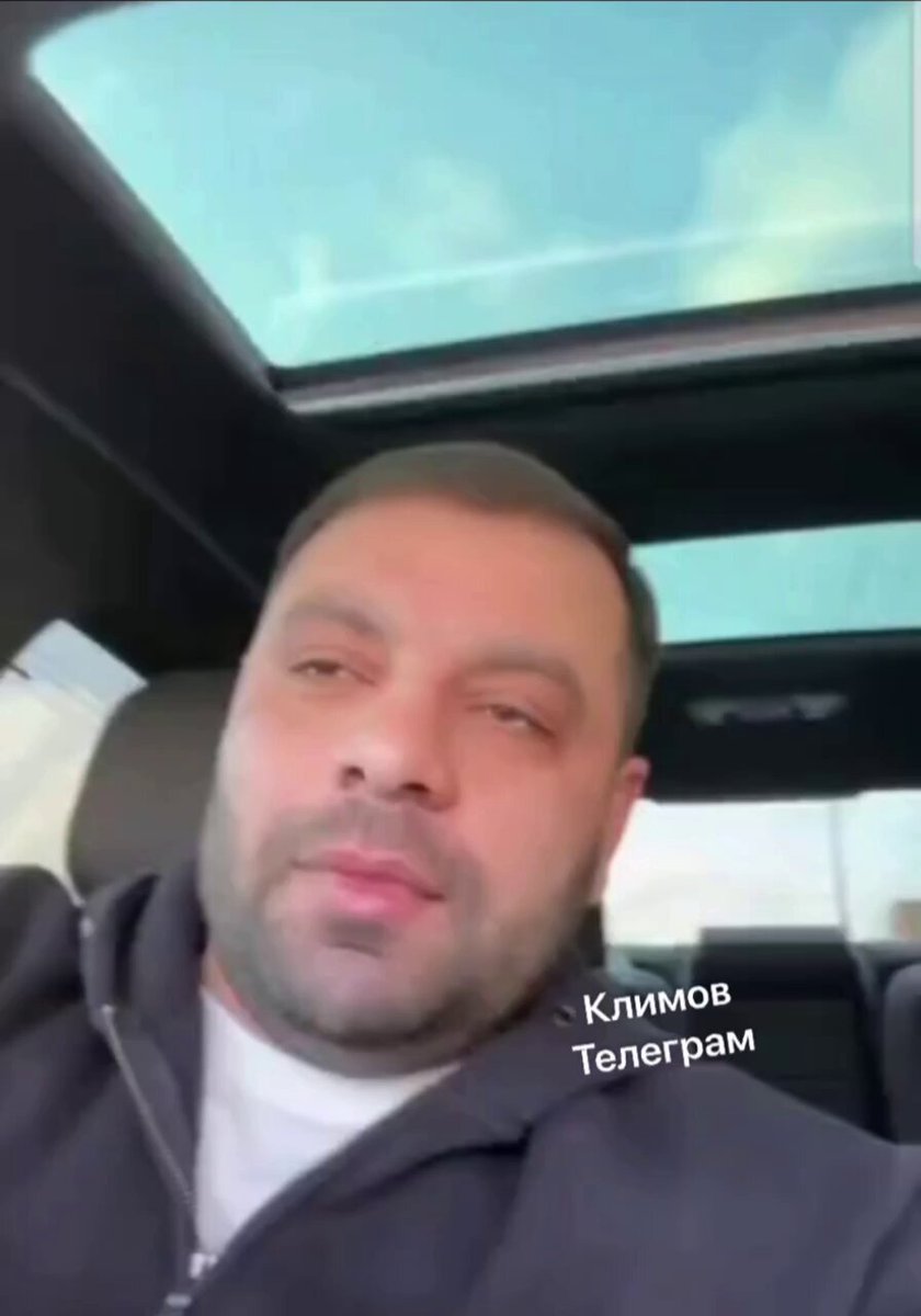 В Краснодарском крае экс-депутата остановили сотрудники ДПС и потребовали показать телефон на наличие «западной пропаганды» Бывшего депутата из Белореченского района Краснодарского края Размика Галустяна остановили сотрудники ДПС и потребовали предъявить мобильный телефон для проверки. Об этом сообщил краснодарский депутат Сергей Климов в своем телеграм-канале. По его словам, инспекторы заявили, что хотят проверить, «не подписан ли он на каналы западных стран». Под постом Климова несколько десятков комментариев от других жителей региона, которые поделились похожим опытом. Сам Галустян рассказал, что его остановили во время поездки за рулем и попросили показать личный телефон. «Говорят: предъявите, пожалуйста, свой телефон. Я спрашиваю — зачем вам мой личный телефон? Отвечают: мы сейчас имеем право делать досмотр личного мобильного устройства. Оно у вас стоит на учете в МФЦ. Я говорю: на каком учете? Я гражданин России, родился и вырос здесь… Говорят: сейчас у нас такая установка — проверяем телефоны на наличие западной пропаганды», — пересказал Галустян в своем видео разговор с сотрудниками ДПС. Видео: «Климов» / Telegram