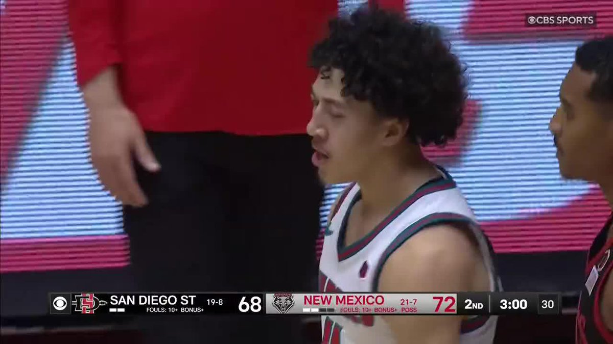 New Mexico opens up a four-point lead and the Pit is ROCKING! Lobo Basketball