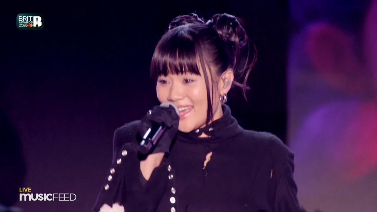 Audrey Nuna, EJAE e Rei Ami (HUNTR/X) performando "Golden" no #BRITs.