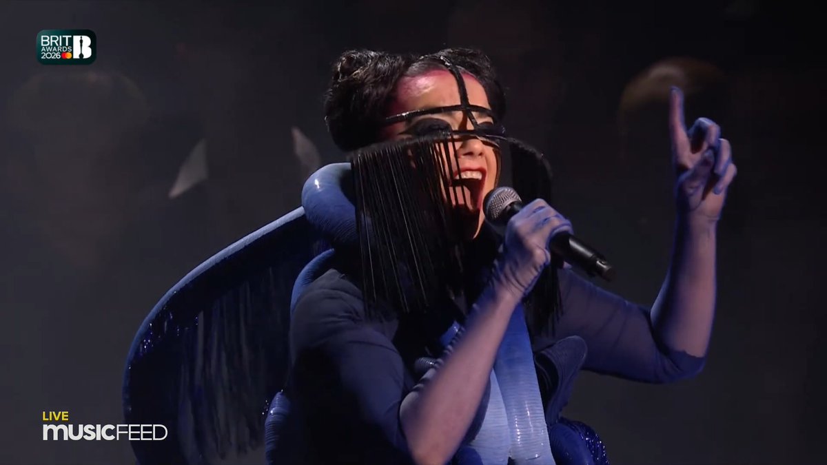 🚨 Björk performando “Berghain” com ROSALÍA no #BRITs.
