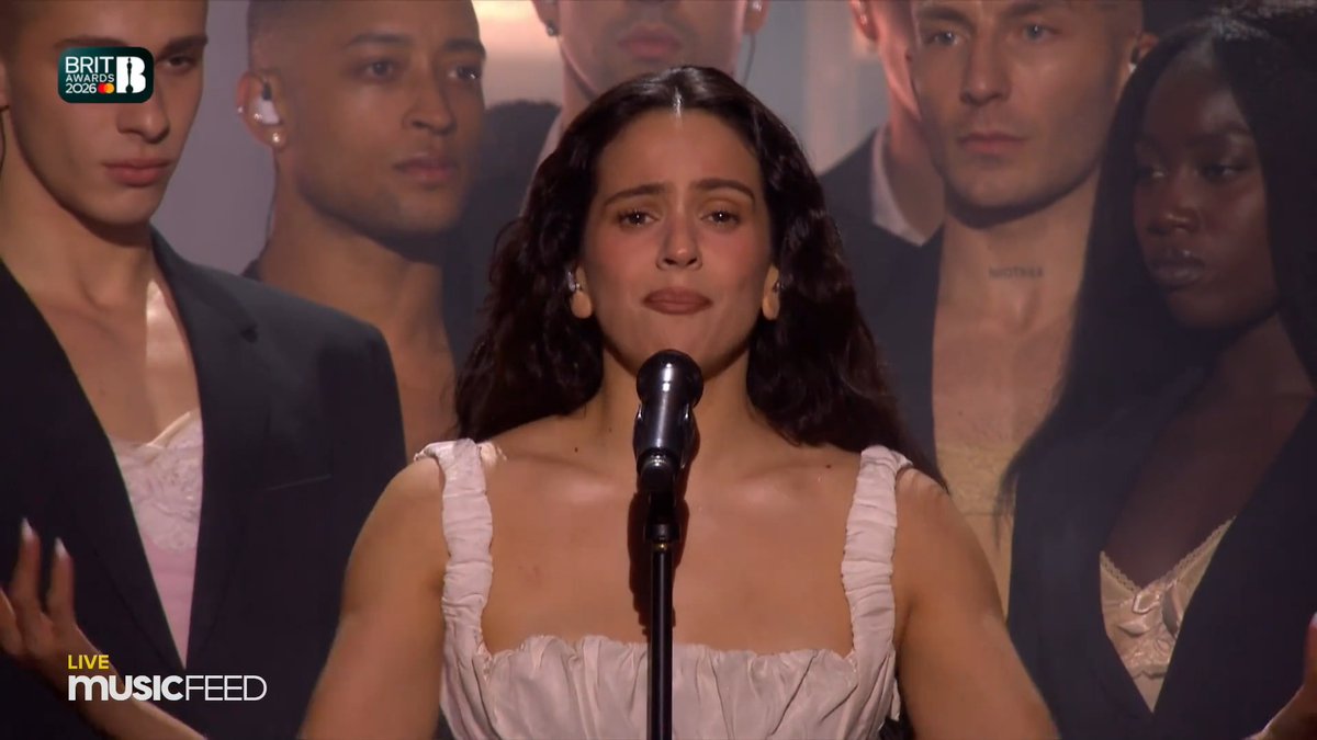 Perfomance completa de ROSALÍA e Björk no #BRITs, com “Berghain”.