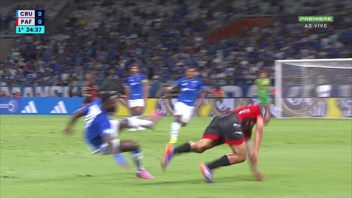Gerson se lesionou e teve que sair de maca. 🎥 ge