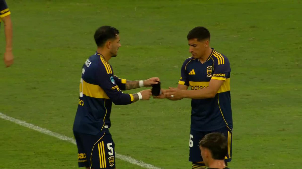 📹Algunos silbidos para #Janson y ovación para #Paredes, que recibió la cinta de capitán.