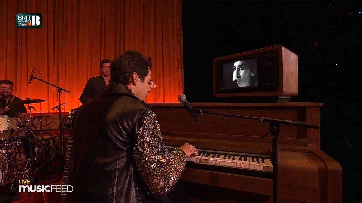 EMOCIONOU! Mark Ronson relembrar a sua parceria com Amy Winehouse em Back to Black no Brit Awards.
