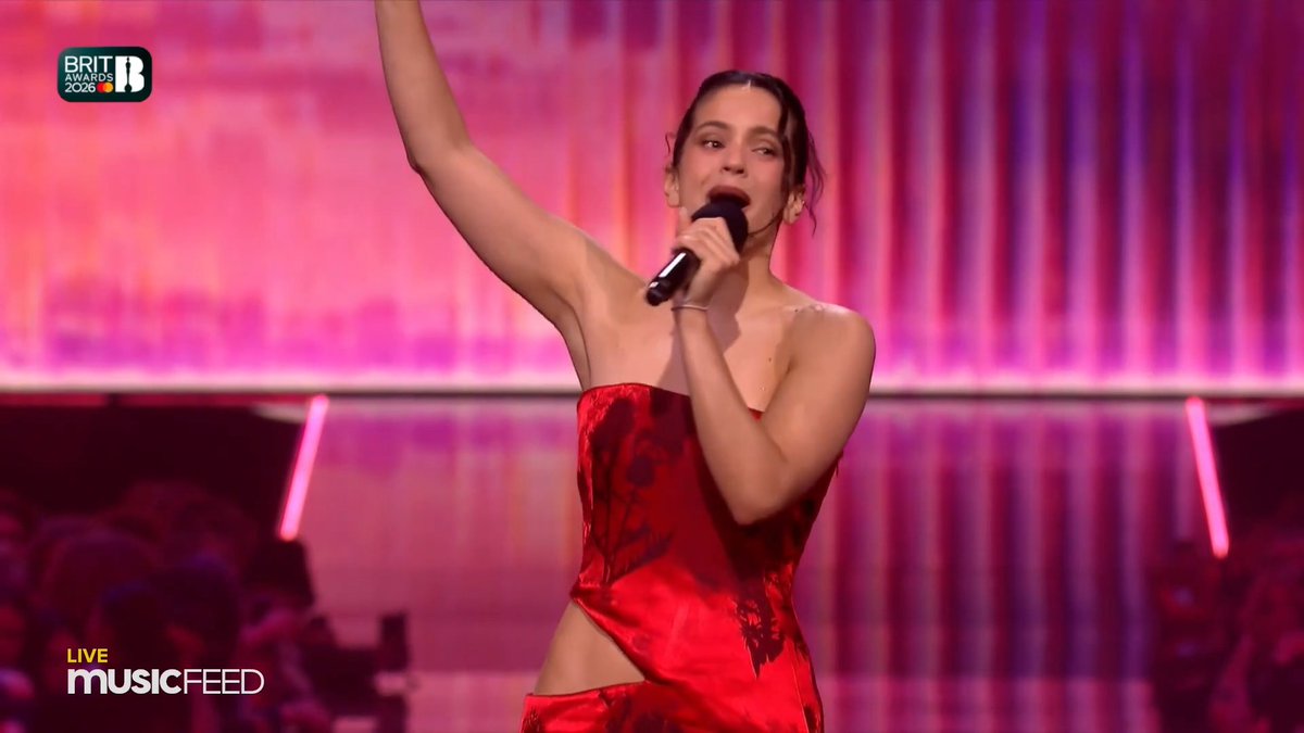 ROSALÍA recebendo o prêmio de “Artista Internacional do Ano” no #BRITs.