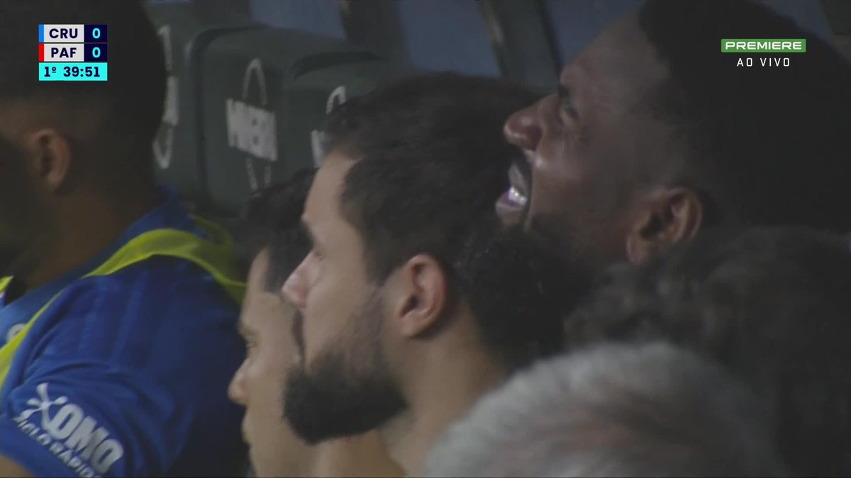 Após ser substituído em Cruzeiro x Pouso Alegre, Gerson faz cara de muita dor no joelho.