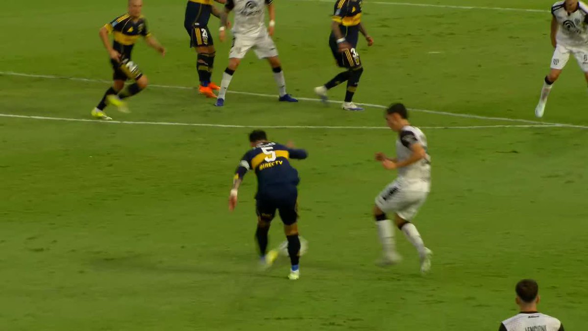 📹El GRAN pase de #Paredes y #Weigandt no le pegó al arco, sino que tiró el centro atrás y #Ascacibar vio bloqueado su remate.