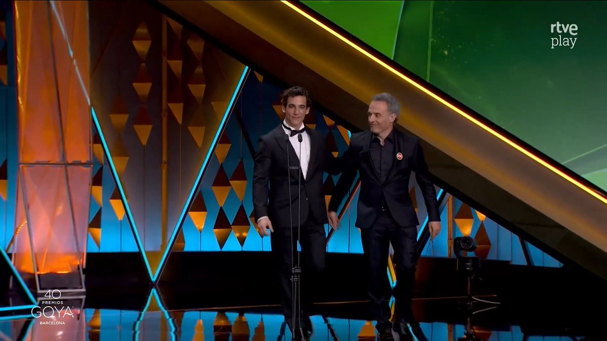 ✨ Un gran momento para el recuerdo de Miguel Herrán agradeciendo a Daniel Guzmán su primer Goya. #Goya2026