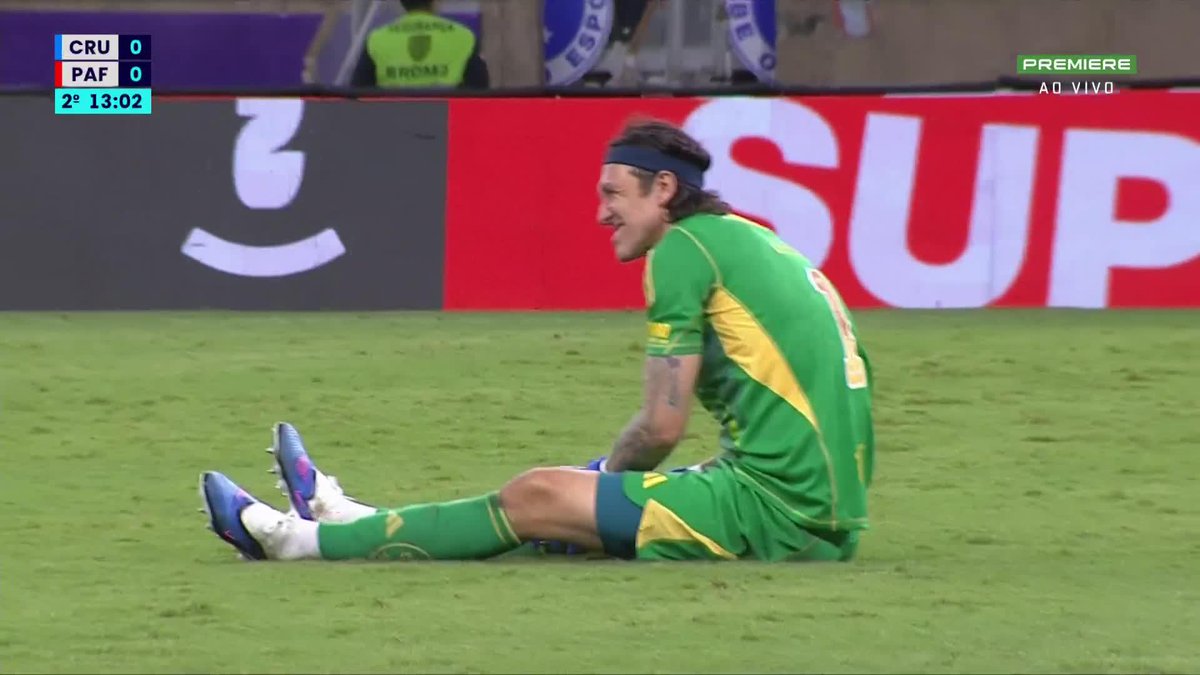 Cássio caiu no chão sentindo dores. Pouso Alegre recuperou a bola e partiu para o ataque, e o goleiro do Cruzeiro se levantou mancando para fazer a defesa e evitar o gol.