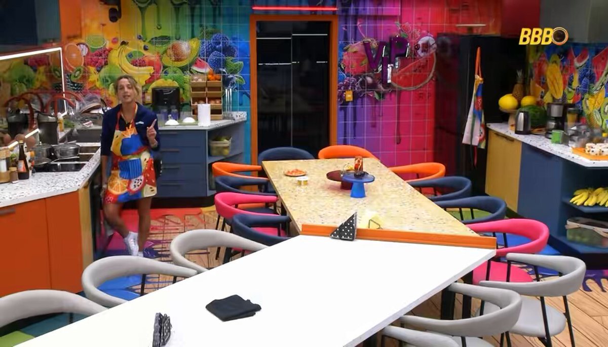 Jordana e Cowboy puxando papo com Samira perguntando das fotos do quarto do líder e o tema da festa dela. Samira: “Quem será que vai ser barrado?” #BBB26