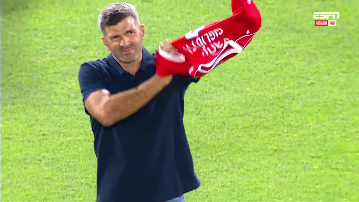 MOMENTO ESPECIAL EN EL LIBERTADORES DE AMÉRICA: el Puma Gigliotti anunció su retiro del fútbol profesional y fue homenajeado por Independiente, club en el que ganó la CONMEBOL #Sudamericana y la Suruga Bank. 📺 ESPN Premium | Suscribite al Pack Fútbol en