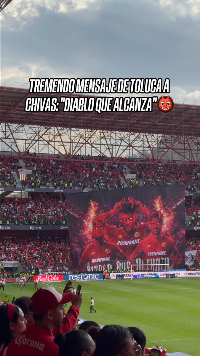 "DIABLO QUE ALCANZA" 🔥 El impresionante tifo del Bicampeón con dedicatoria para Chivas. Chivas 🏆 12 Toluca 🏆 12