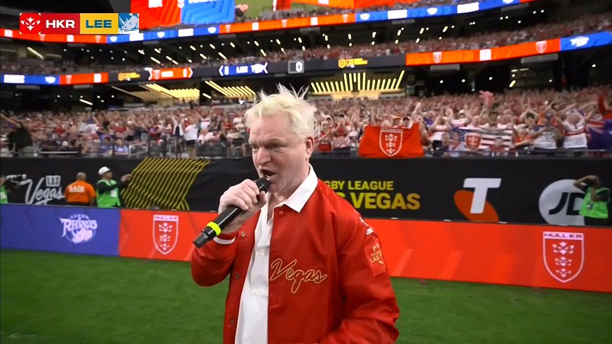 Erasure front man Andy Bell getting Hull KR going moments from kick-off ⚡️