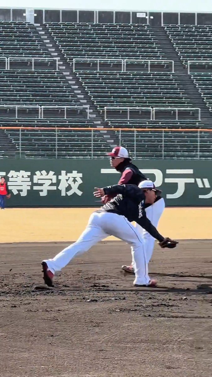 サードノック⚾️ #伊藤裕季也 選手に向かって飛んできた打球を #黒川史陽 選手がナイスキャッチ🫡 ｢命の恩人ッ！｣ #RakutenEagles #強鷲革新