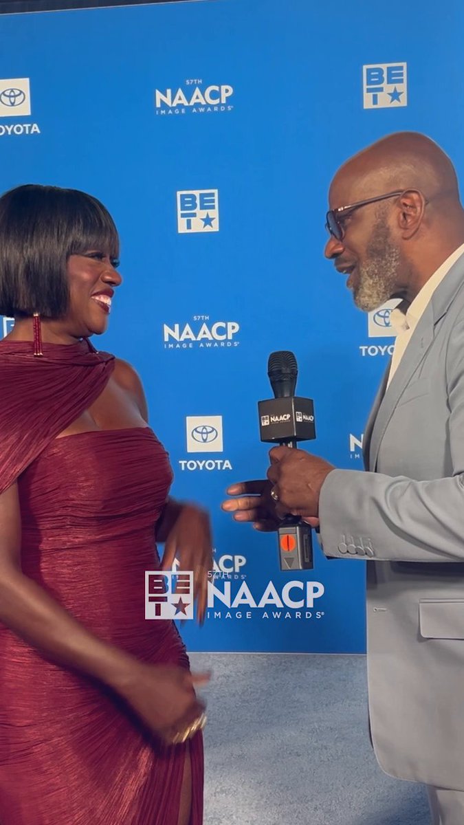Viola's husband Julius Tennon speaking life into her ahead of her Chairman award tonight. May we all find this type of love #NAACPImageAwards