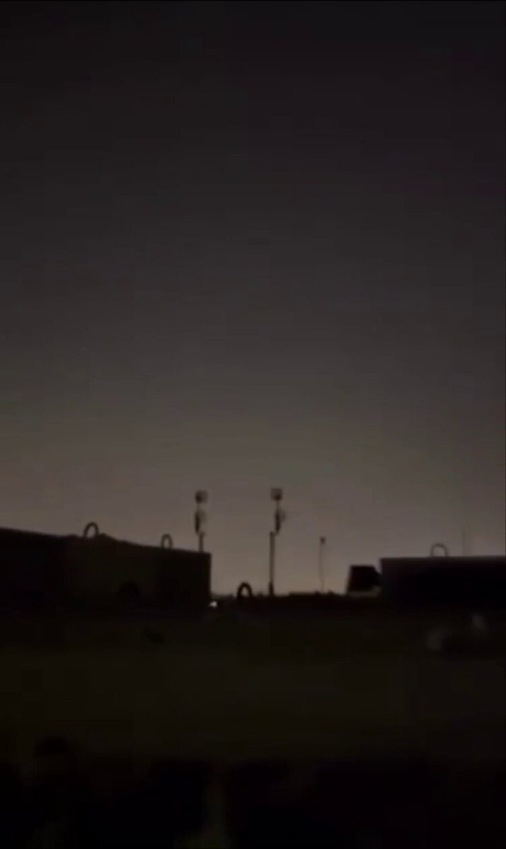 夜空中的史诗级战斗：爱国者导弹系统两次尝试拦截伊朗导弹均告失败，目标地点位于卡塔尔乌代德空军基地上空。