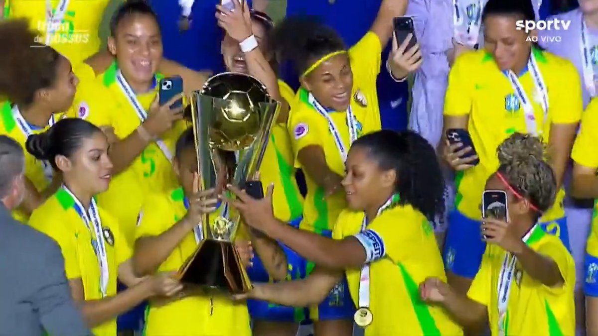 Jogadoras do Brasil erguem a taça de campeãs do Sul-Americano Sub-20 Feminino.