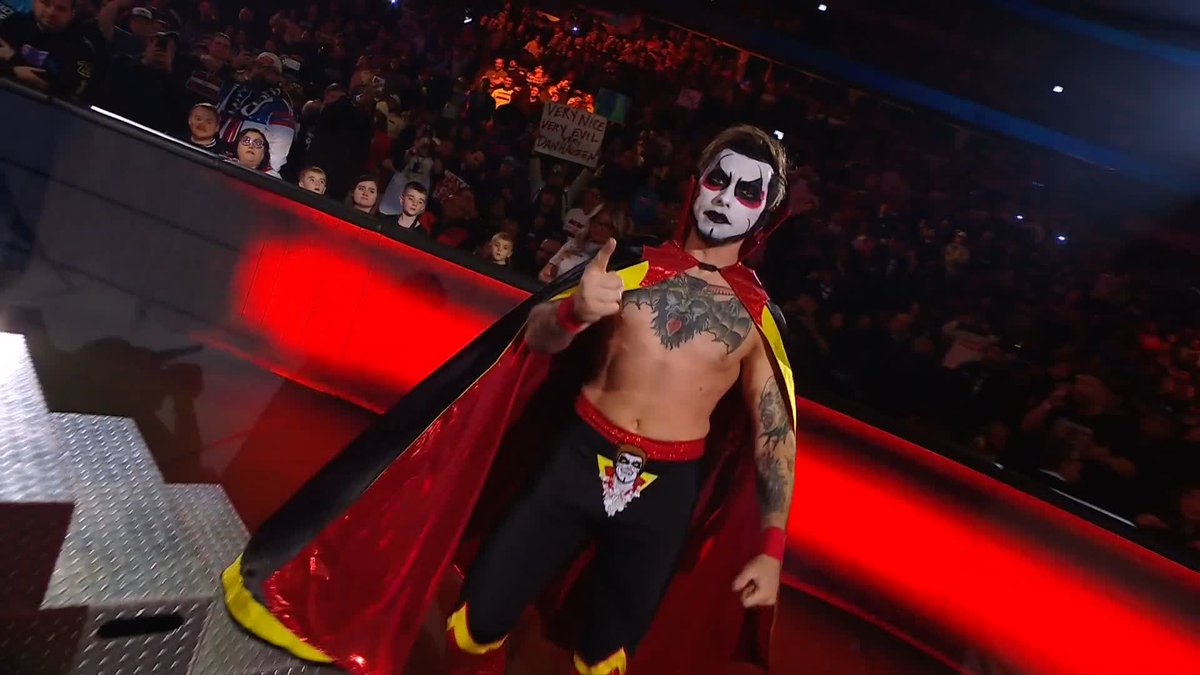 Danhausen estaba en la caja misteriosa 😲 #WWEChamber