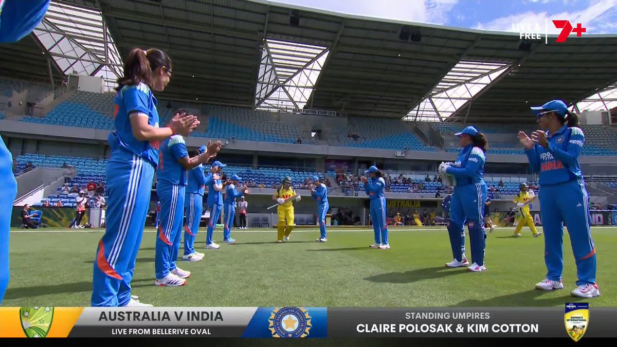 INDIAN TEAM GIVING A GUARD OF HONOUR TO ALYSSA HEALY 🥹❤️ - Australian legend playing her final ODI.