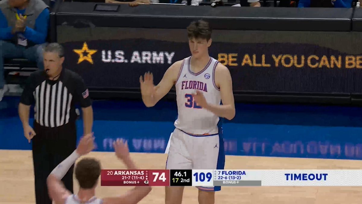 The crowd was chanting for 7'9" Olivier Rioux to be subbed in 🗣️ He got a standing ovation from the crowd as he checks into the game for the Gators 👏