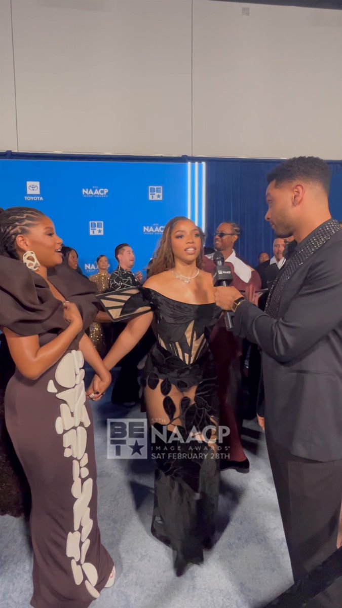 The #NAACPImageAwards really said “family reunion, but make it legendary.” 🖤✨ Chloe x Halle stepped out looking absolutely stunning, very Black Butterfly and Brown Skin Girl Coded. And let’s talk about Regé-Jean Page, did y’all know he had vocals like that?