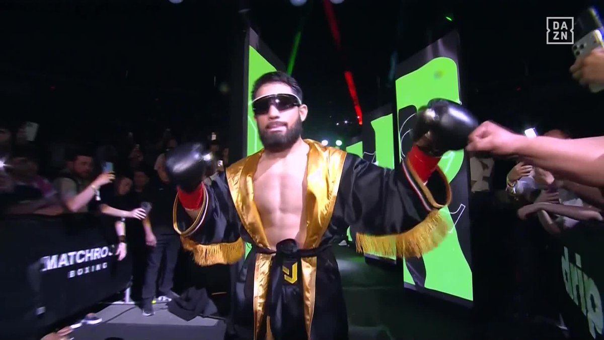 Eduardo "Sugar" Nunez enters the ring! #NavaretteNunez | Live NOW on DAZN ▪️