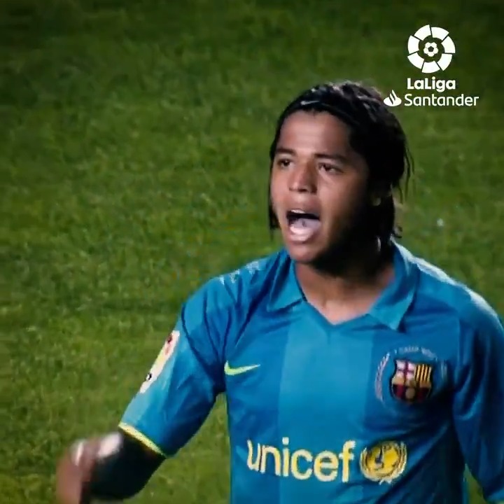 Gio dos Santos wonderkid kenamaan. Sempat menyita perhatian jg. Hattricknya ketika itu dikasih asis Eto’o, Messi, dan Henry. Favoritku gol keduanya, tendangan chip. Sangat potensial sbnrnya, tp kenapa ya akhirnya ga bener2 jd bintang All About La Masia ?