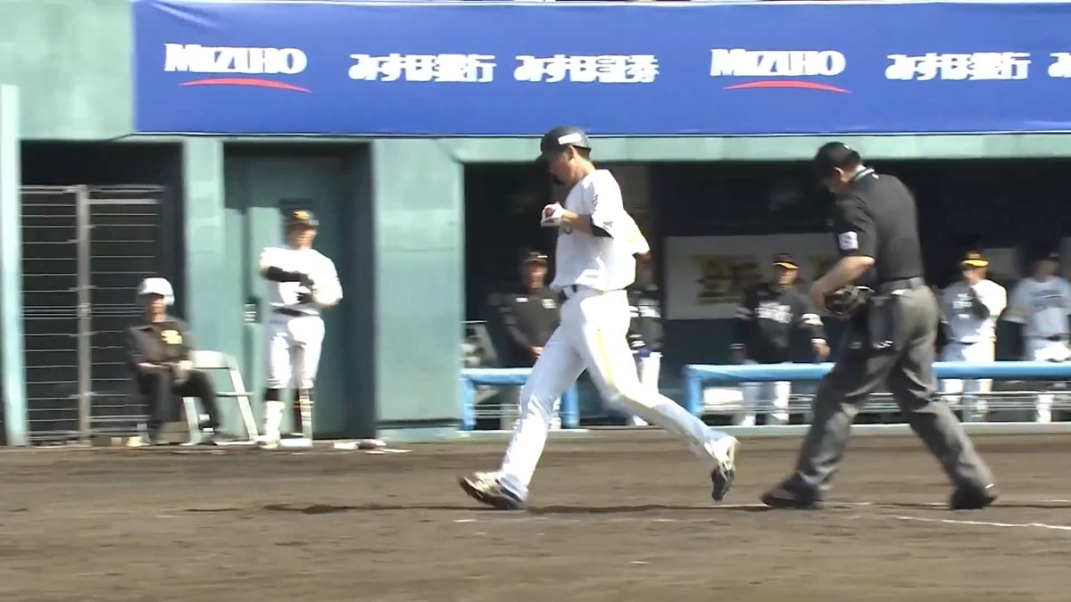 打った瞬間の特大アーチ💪 福岡ソフトバンク #秋広優人 選手のOP戦第1号ソロホームラン🌈 #sbhawks 👇ライブ配信はこちら