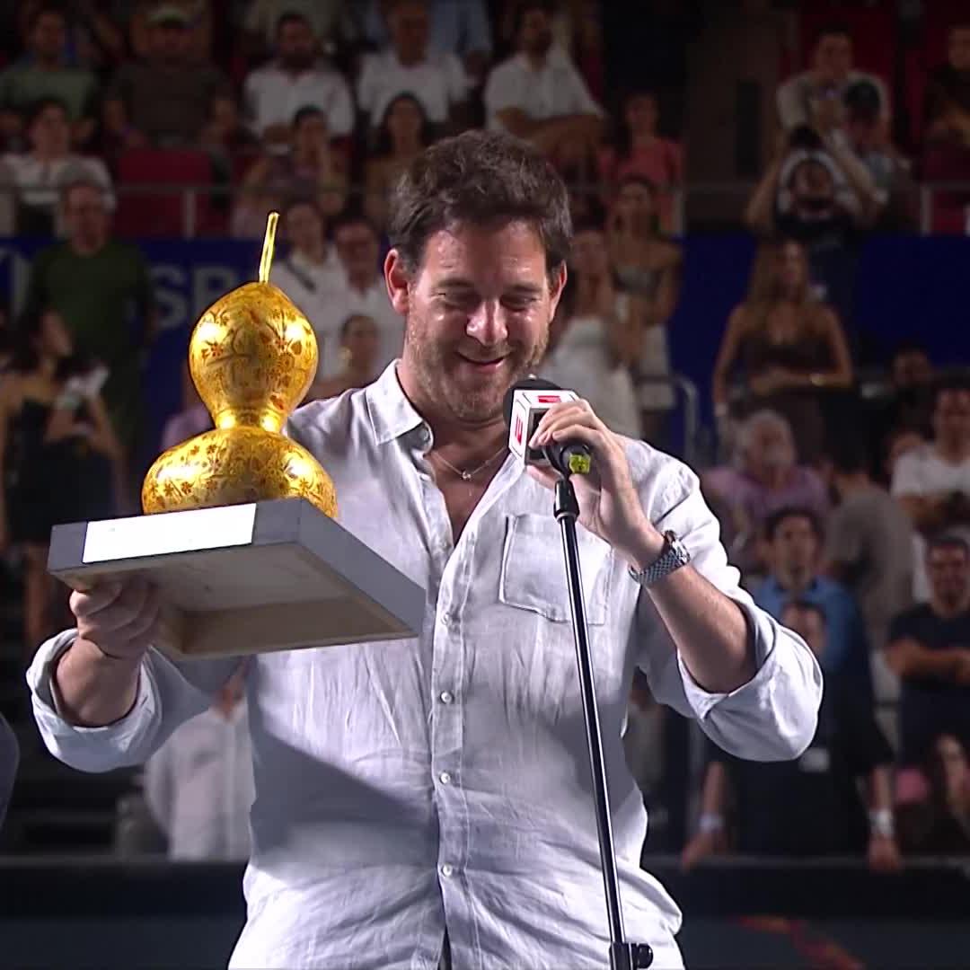 Tall people problems 😜 Juan M. del Potro takes the mic to hand out the hardware in Acapulco. #AMT2026