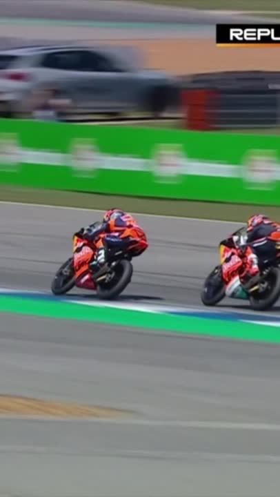 ¡ILUSIÓN ARGENTINA! Valentín Perrone logró subir al podio la bandera de su país gracias a unas imperdibles maniobras. 🇦🇷⚡ 📺 Mira el campeonato de MotoGP por #DisneyPlus Plan Premium.