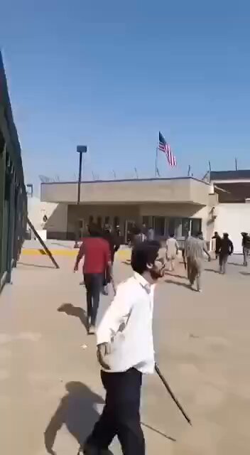 حلفاء العدو السعودي يهاجمون السفارة الأمريكية في باكستان