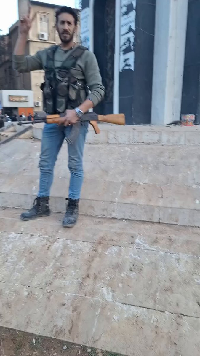 الإرهابي الإنساني الكيوت حمزة العمارين بالزي العسكري والسلاح. أكيد كان داخل ع سويدا يحمي المدنيين ويساعد الأبرياء بس 😞 #حمزة_العمارين
