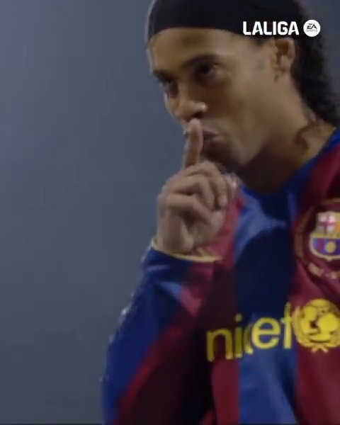 🎩 La última gran genialidad de Ronaldinho en LALIGA EA SPORTS. TalDíaComoHoy | LALIGAHistory | FC Barcelona