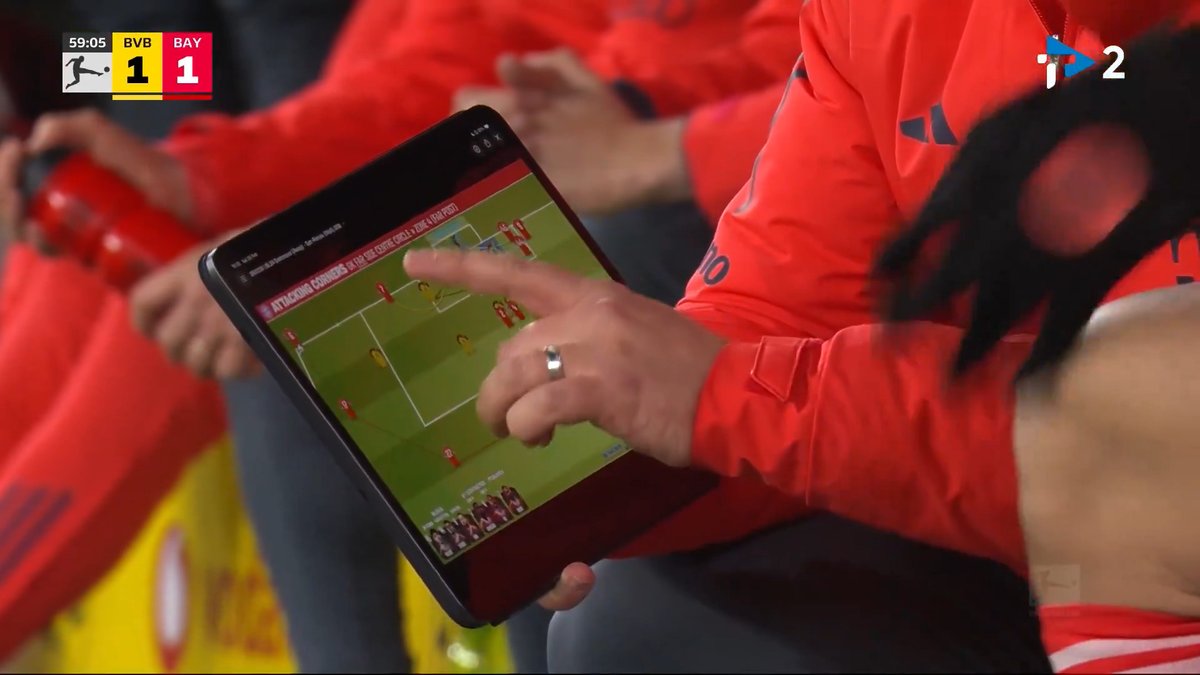 Bayern Münih'in taktikleri kameraya yakalandı.