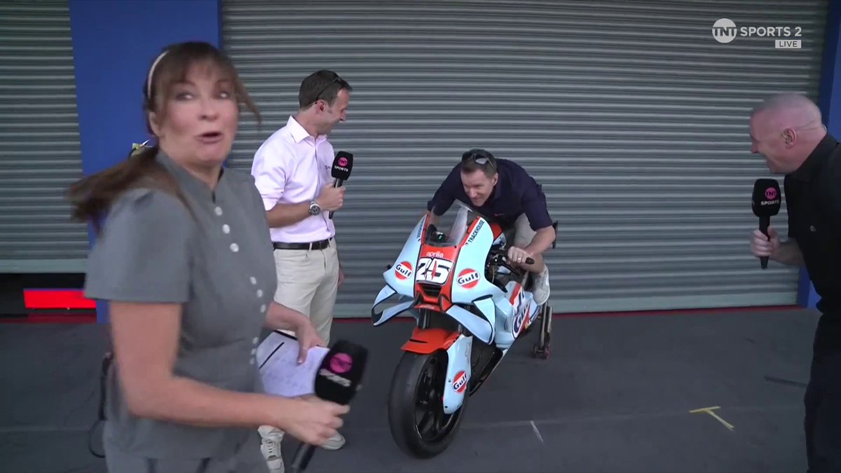 "Believe it or not they are a good team..." 😂 A bit of chaos outside the Trackhouse garage and Neil's ended up with an awesome souvenir 🔥 #MotoGP | #ThaiGP | Live on TNT Sports and Discovery+