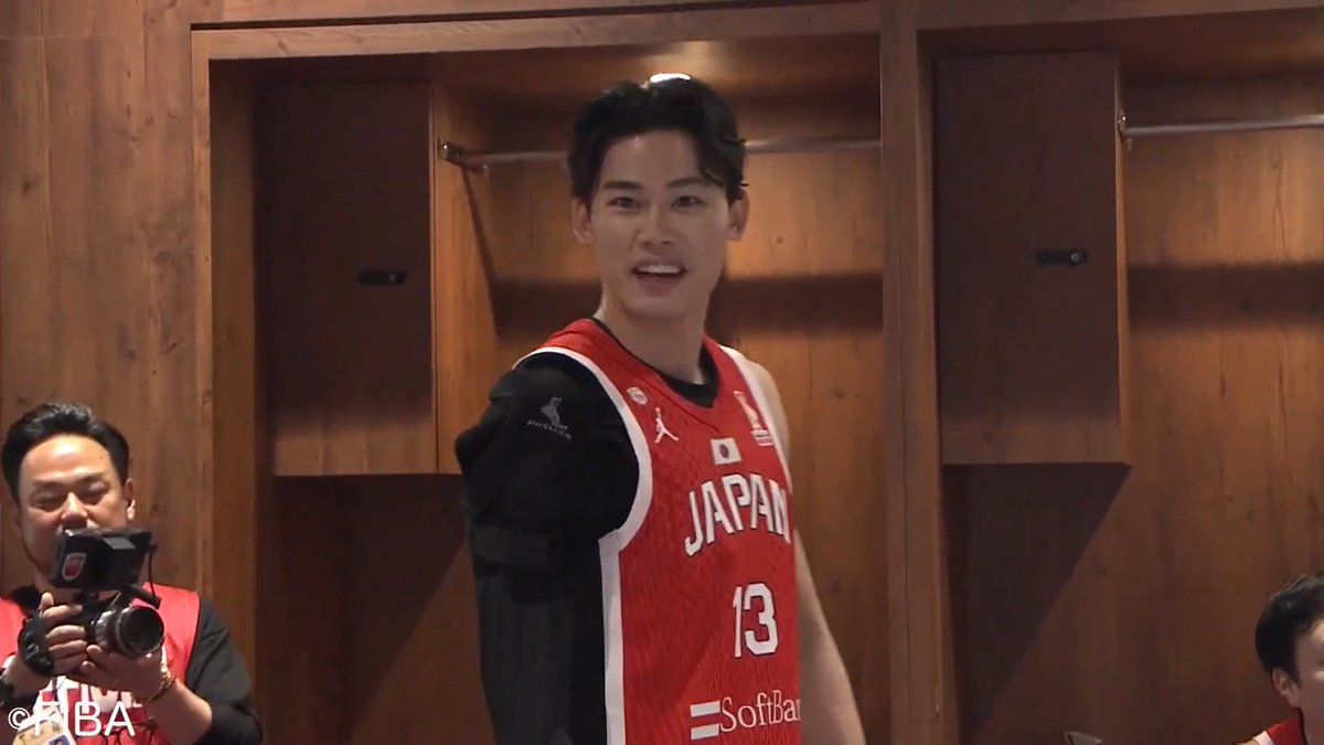 【桶谷ジャパン初勝利🔥】 韓国戦に見事勝利!! 試合後のロッカールームの様子をお届け💌 大活躍のホーキンソン選手は 「あっり乾杯〜」と口ずさむ様子も🎶 🆚FIBAワールドカップ予選 日本代表×韓国代表 📺ABEMAで無料ハイライト配信中