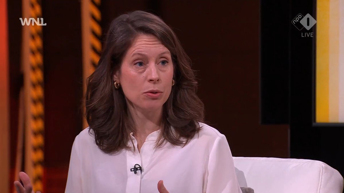 Anna van Zoest, directeur van de Atlantische Commissie, denkt dat Donald Trump met de aanval op Iran ook hoopt dat de acties in het Midden-Oosten afleiden van netelige binnenlandse kwesties zoals zijn dalende populariteit en de Epstein-files. "We zien dat hij vanuit de Democratische partij behoorlijk wat pushback krijgt. Ook vanuit de MAGA-flank komen gemengde geluiden." #WNL